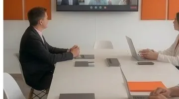 Asamblea híbrida con asistentes presenciales y remotos